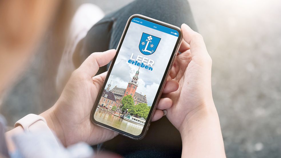 Im besten Fall über eine unkomplizierte App – die im Bild haben wir erfunden – sollen Besucher und Leeraner sich vor einem Besuch mit allen wichtigen Informationen versorgen können. Foto: stock/adobe.com, Composing: Fischer