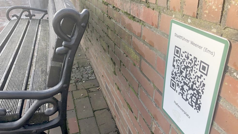 Diesen Code, der am Hafenvorplatz angebracht ist, müsste man für Infos mit dem Smartphone auslesen. Foto: Vogt