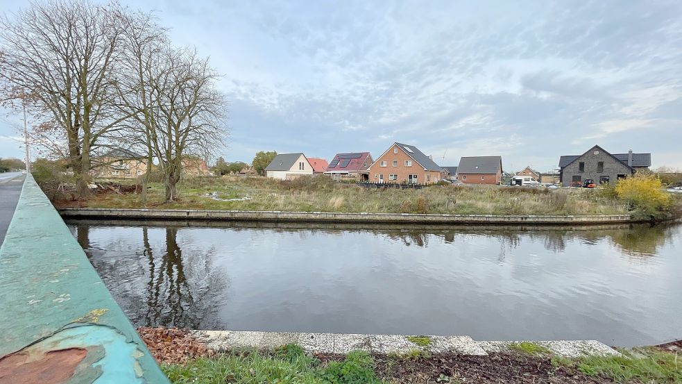 Blick auf die erste Häuserreihe im Baugebiet „Zum Bind“ am Petkumer Sieltief. Foto: Päschel