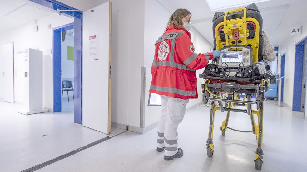 Schiebung? Krankenkassen zahlen unterschiedlich viel für Sanitäter – abhängig davon, bei welchem Rettungsdienst sie beschäftigt sind. Foto: Roessler/dpa