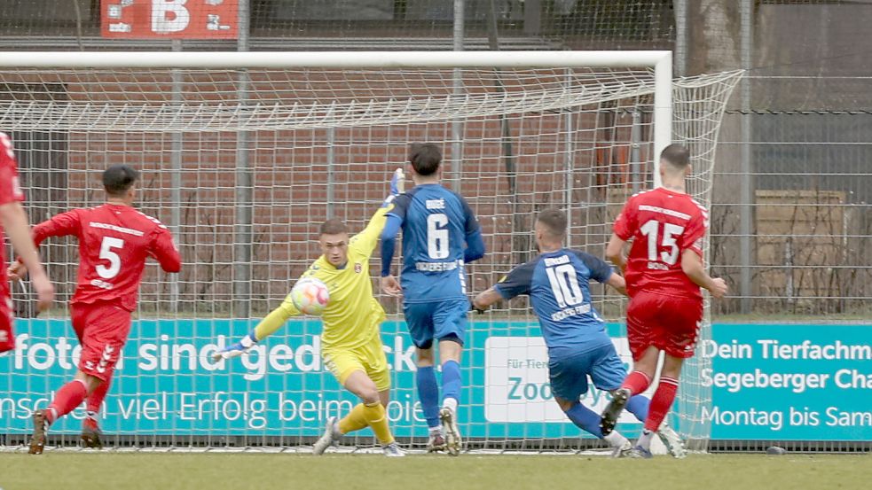 Ilyas Bircan (Zweiter von rechts) hatte in der ersten Halbzeit zweimal die Kickers-Führung auf dem Fuß.Der Jemgumer Torhüter von Eintracht Norderstedt, Lars-Oliver Huxsohl, rettete in höchster Not. Fotos: Homburg