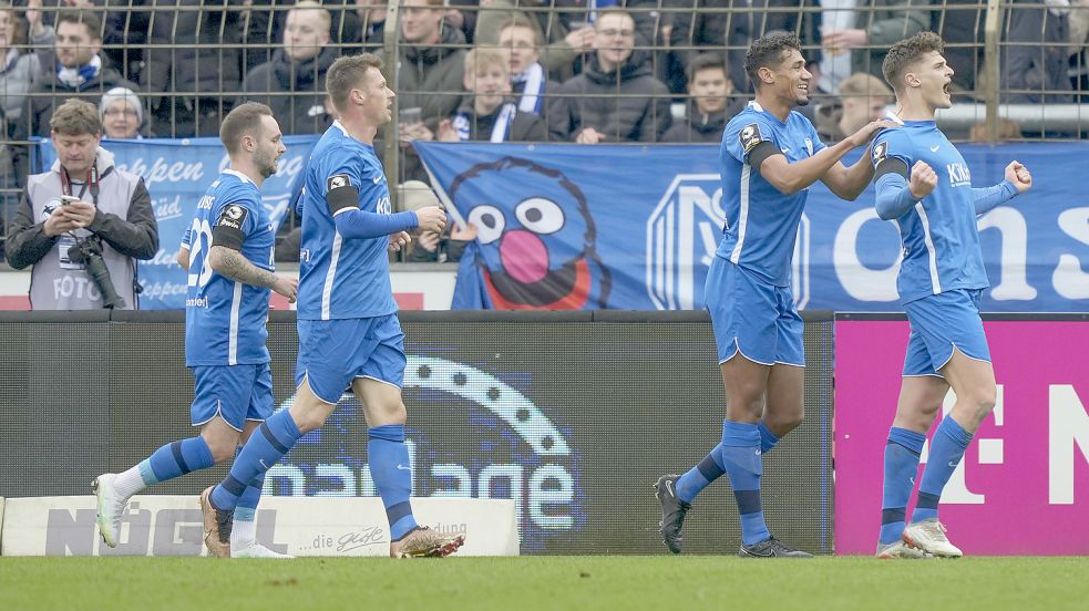 Beim 1:0 durch Marek Janssen (rechts) war Yannick Osee der erste Gratulant. Fotos: Imago