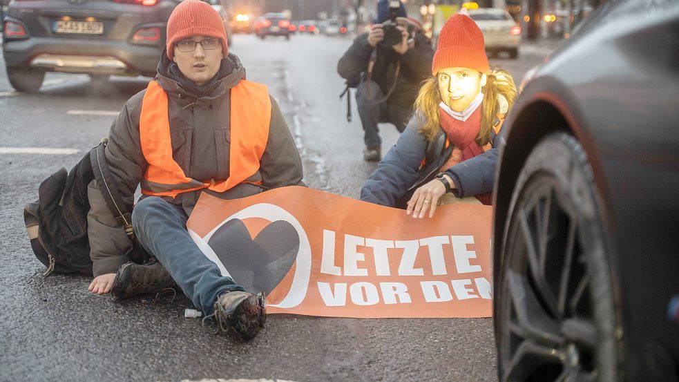 Die „Letzte Generation“ blockiert seit mehr als einem Jahr Straßen. Ähnelt die Protestgruppe einer Sekte? Foto: imago images/aal.photo