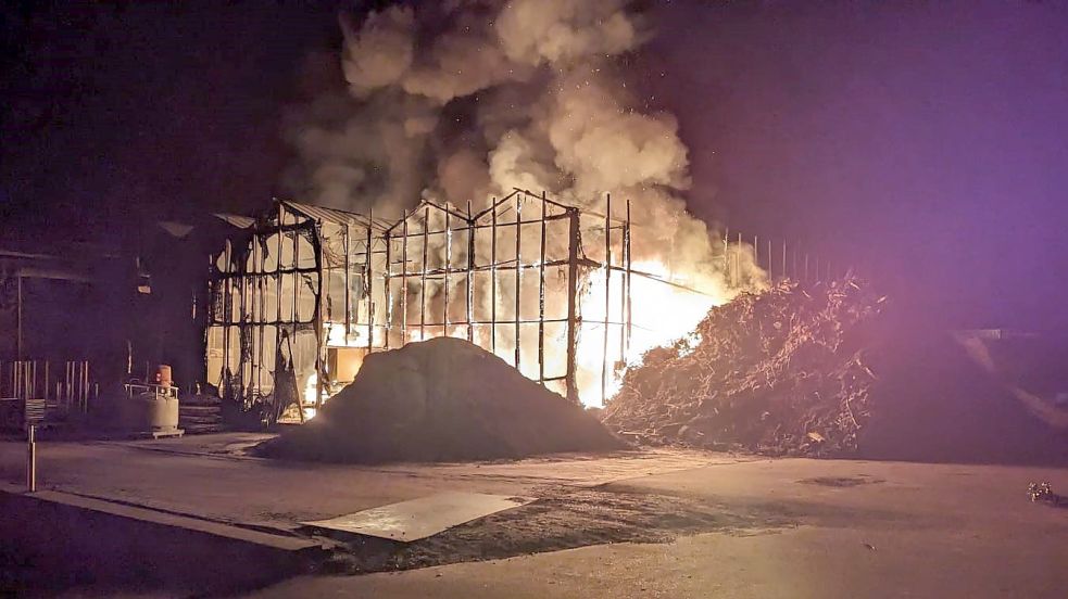 Die Feuerwehr rückte in der Nacht zu Montag zu einem Einsatz in Völlen aus. Foto: Bruns/Feuerwehr