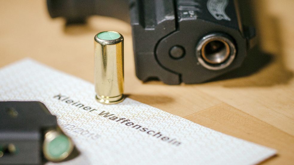 Ein Bürgermeister im Kreis Hildesheim möchte nicht nur eine Schreckschusspistole wie auf dem Foto tragen. Er möchte eine echte Waffe. Foto: Oliver Killig/dpa