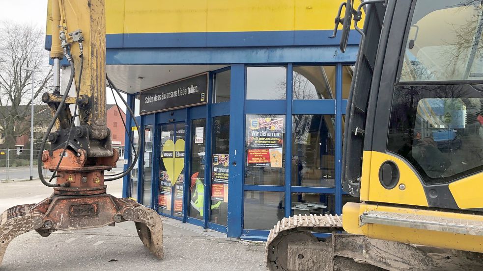 Vor dem alten Edeka-Markt in Borssum ist am Montag der Abriss-Bagger angerückt. Foto: H. Müller