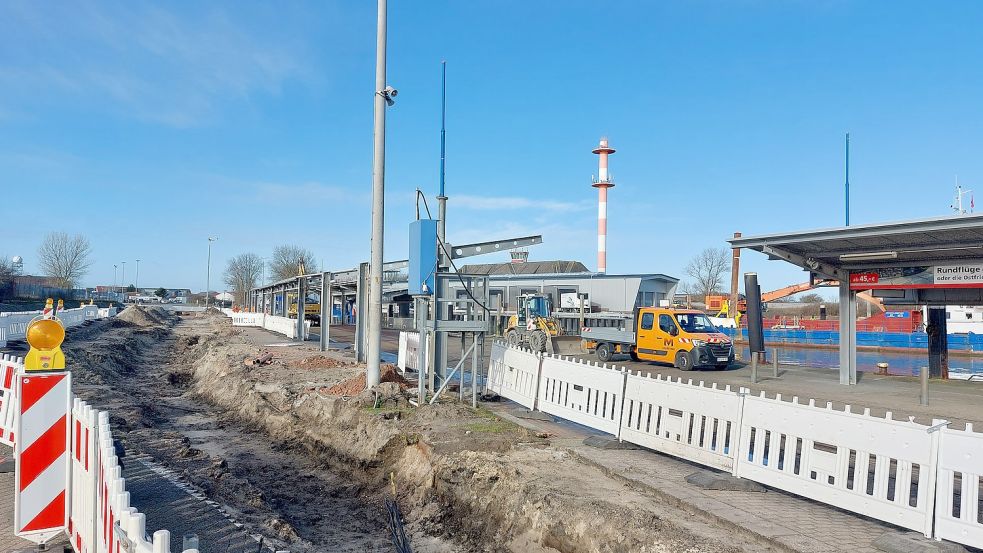 Am Borkumer Fährhafen finden derzeit Bauarbeiten für ein weiteres Gleis statt. Foto: Ferber