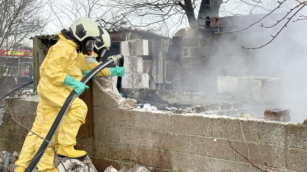 Die Feuerwehr rückte am Dienstagvormittag nach Moorhusen (Südbrookmerland) aus. Fotos: Feuerwehr