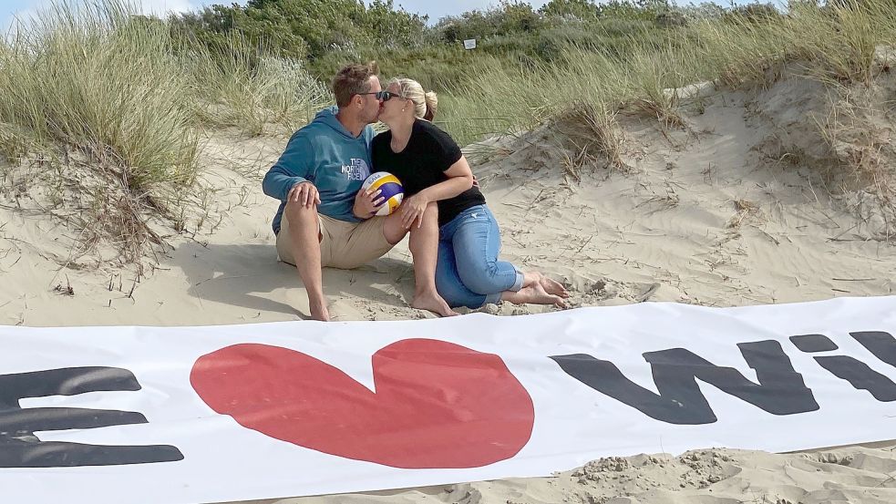 Antrag in der Luft: Beke Giese und Hauke Luesmann verlobten sich auf Borkum. Foto: privat