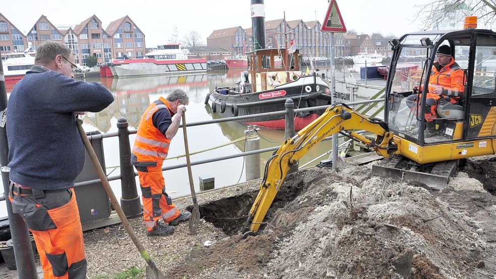 Die Spundwand am Hafen wird untersucht. Foto: Wolters