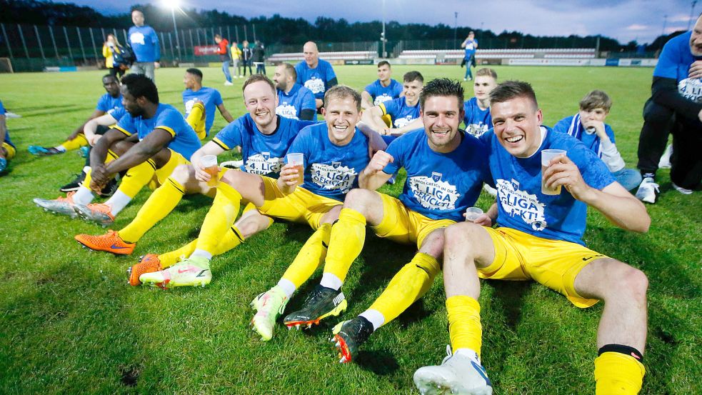 Holger Wulff (Zweiter von links) gehörte mit Matthias Goosmann (von links), Tido Steffens und Bastian Dassel zu den dienstältesten Spielern. Am 1. Juni feierte das Quartett mit dem Team den sensationellen Regionalliga-Aufstieg. Der harte Regionalliga-Alltag holte alle schnell ein. Wulff ist seit Mitte Oktober nicht mehr dabei. Foto: Doden/Emden