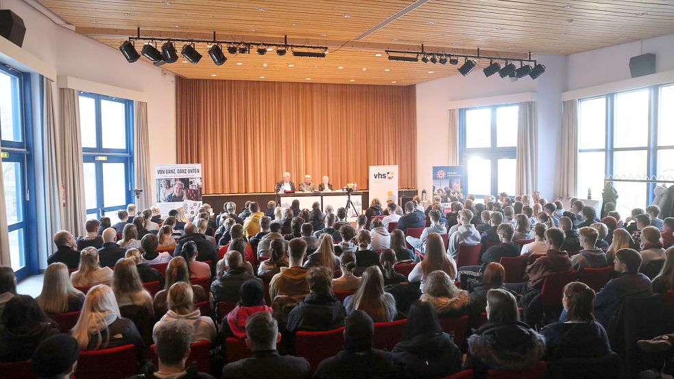Rund 200 Schülerinnen und Schüler nahmen an der Veranstaltung im Emder VHS-Forum teil. Foto: Hock