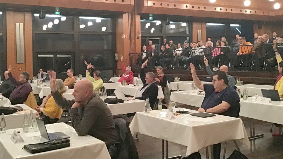 Die Abstimmung am Dienstag in der Auricher Stadthalle ist sehr knapp ausgegangen. Foto: Boschbach