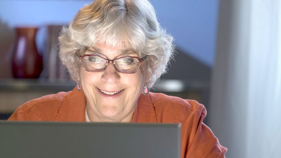 Ein Lächeln, glänzende Augen: Liebe im Internet zu finden kann schnell gehen. Doch was können Angehörige tun, wenn ihre Liebsten dort auf einen Betrüger reingefallen sind? Foto: Burlingham/stock.adobe.com