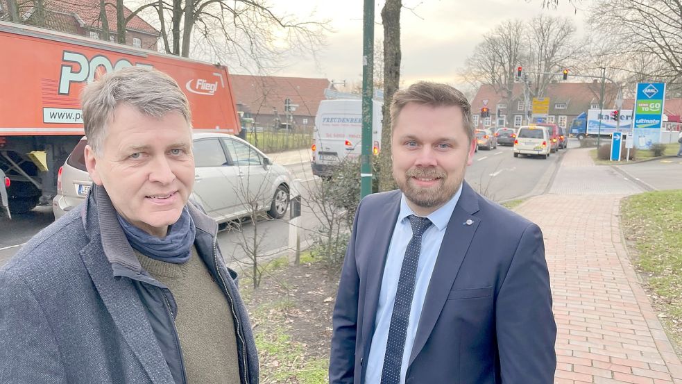 Radwege an der Auricher Straße und der Leeraner Straße sollen fahrradfreundlicher werden: Hesels Ortsbürgermeister Gerd Dählmann (links) und Gemeindedirektor Joachim Duin erklärten, was geplant ist. Foto: Nording