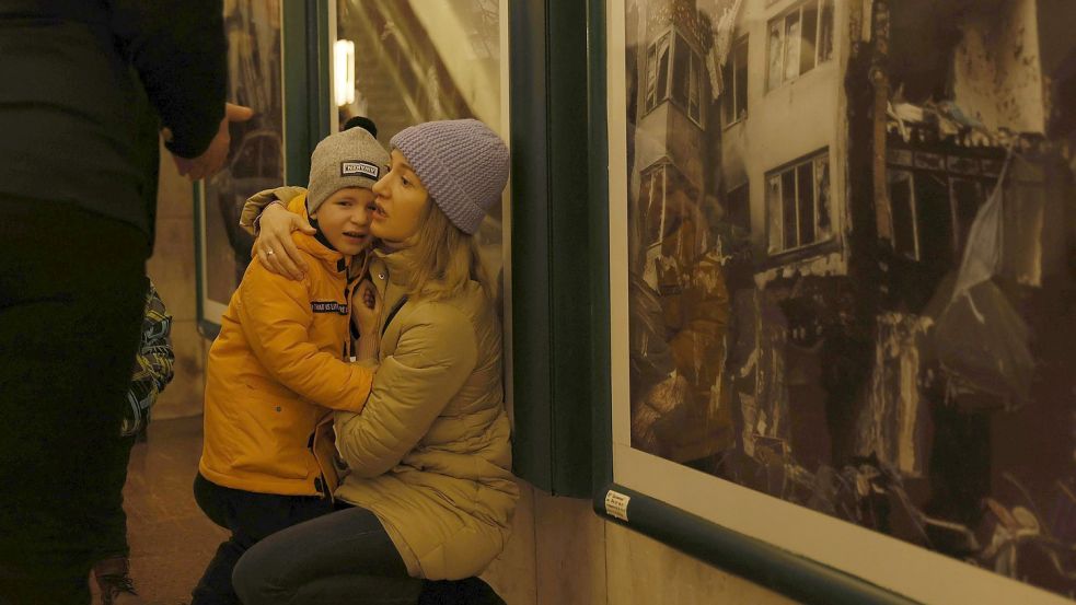Traumatisierende Erlebnisse im Krieg: Immer wieder müssen Eltern mit ihren Kindern in U-Bahnstationen Schutz vor Raketenbeschuss suchen. Foto: picture alliance/dpa/Kyodo