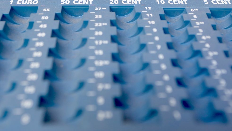 Ein leeres und verstaubtes Zählbrett für Euro- und Cent-Münzen einer Geldkassette steht hier sinnbildlich für die leeren Kassen der Stadt Wiesmoor. Foto: Charisius/dpa
