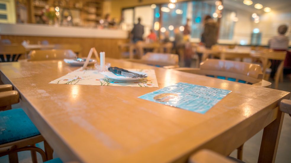 Das in die Jahre gekommene Hallenbad-Café soll im Zuge der Modernisierung durch einen Aufenthaltsraum mit Snack-Automaten ersetzt werden. Foto: Cordsen