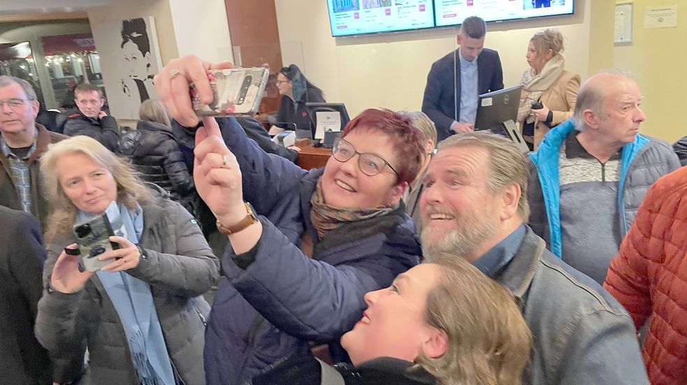 Freude im Kino Leer: Schauspieler Felix Vörtler (rechts) und Schauspielerin Tina Pfurr (unten) nahmen sich Zeit für Fotos. Foto: Nording