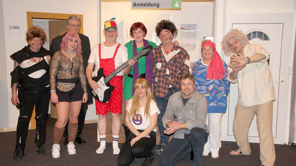 Eingespieltes Ensemble: Torsten Müller (von links), Andra Bootsmann, Reinder Kieviet, Karl-Heinz Marquard, Inga Ohlsen, Manfred van Gerpen, Monika Poppinga, Frank Stonner und vorne kniend Maike Stonner und Spöölbaas Hayo Bootsmann. Foto: Ferber
