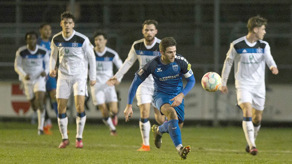 Torjäger Tido Steffens (Mitte) ist auch in der Regionalliga ein Leistungsträger der Emder Mannschaft und aus der Kickers-Elf nicht wegzudenken. Foto: Doden