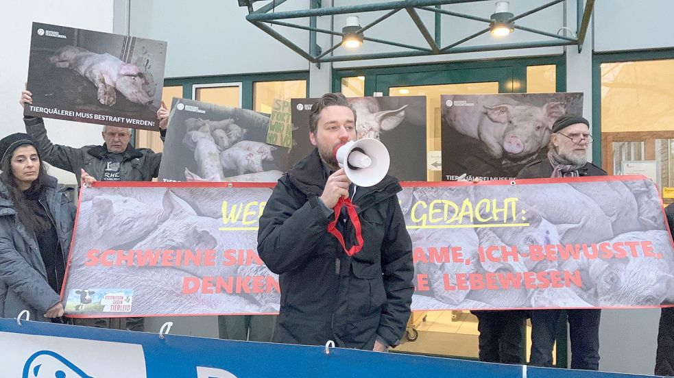 Jan Peifer, Vorstandsvorsitzender vom Deutschen Tierschutzbüro, sprach vor dem Prozessauftakt per Megafon zu den demonstrierenden Aktivisten vor dem Papenburger Amtsgericht. Am zweiten Verhandlungstag soll Peifer als Zeuge vernommen werden. Archivfoto: Max Brägelmann