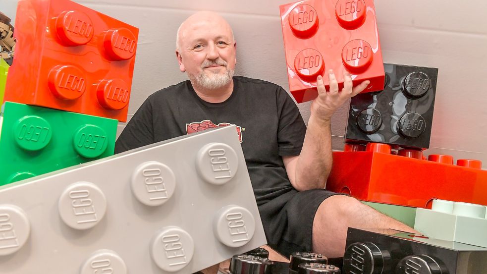 Frank Boor lebt in einem Haus voller Klemmbausteine. Selbst die Aufbewahrung für seine Steine ist teilweise aus Lego. Foto: Ortgies