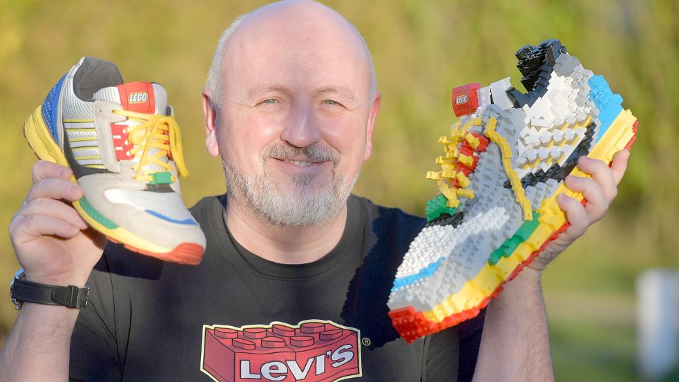 Inspiration für neue Legomeisterwerke findet Frank Boor überall. Ihm reicht dafür ein Spaziergang, ein Film oder ein Alltagsgegenstand wie dieser Lego-Sneaker. Foto: Ortgies