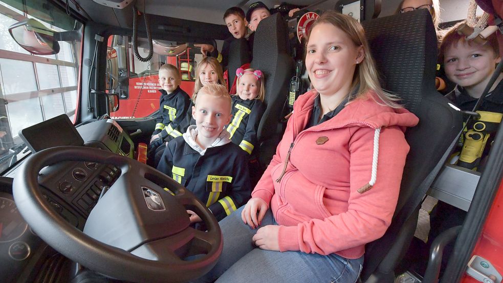 Alle wollen mitfahren, auch, wenn Annika Frieden (auf dem Fahrersitz) das Feuerwehrauto nur kurz rausbringt. Foto: Ortgies