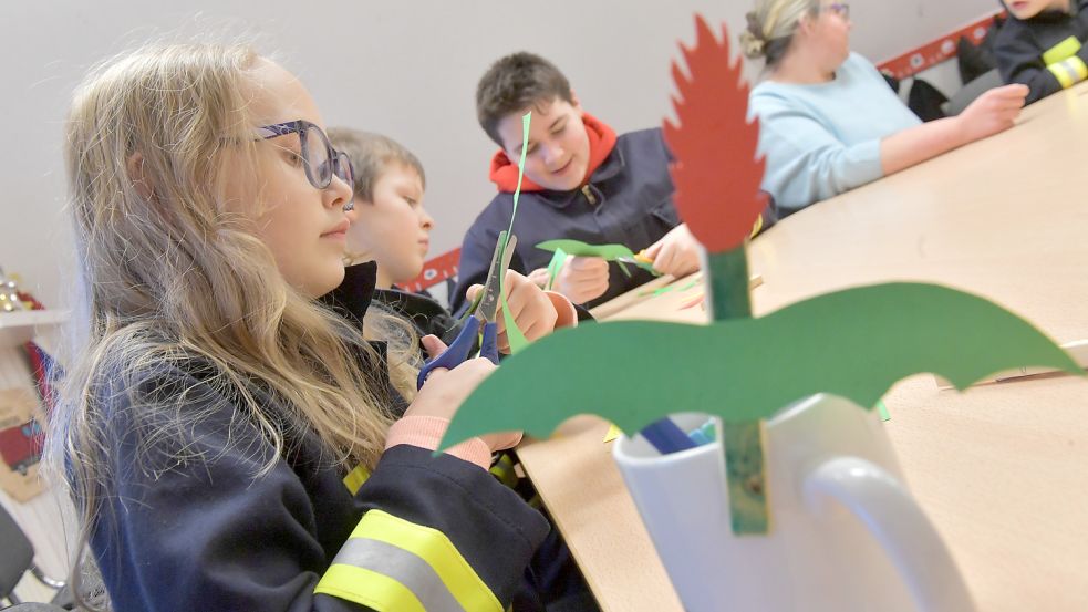 In den Gruppenstunden wird auch öfter gebastelt, zum Beispiel ein Feuerdrache – eine Anzündhilfe für ein Streichholz. Foto: Ortgies