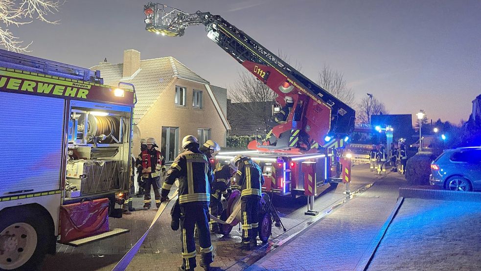 Die alarmierte Freiwillige Feuerwehr Norden ging am 8. Februar unter Atemschutz in das verrauchte Gebäude in der Hasenstraße in Norden und löschte das Feuer. Foto: Freiwillige Feuerwehr Norden