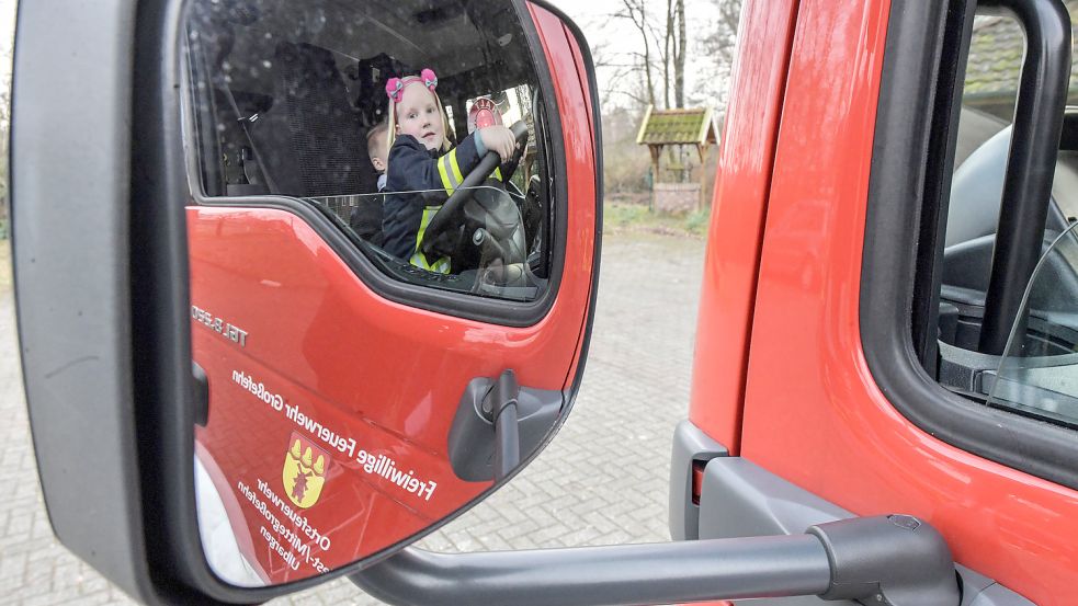 Greta ist eine von Annika Friedens Nichten. Die Mutter von Frieden sagte bei dem Anblick von Greta am Steuer des Feuerwehrautos: „Schau mal, deine Nachfolgerin sitzt schon auf deinem Platz.“ Foto: Ortgies