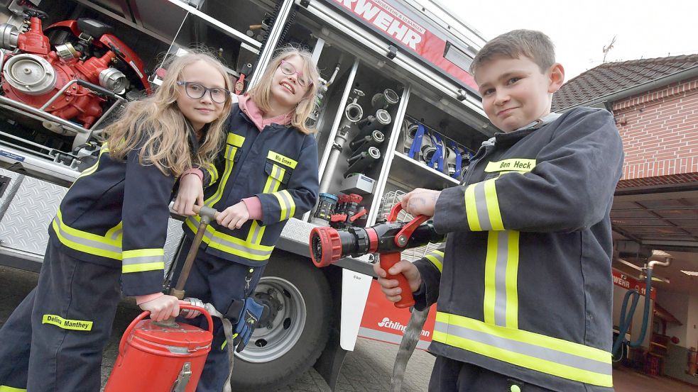 Ans schwere Gerät geht es für die Kinderfeuerwehr eigentlich noch nicht. Den Umgang lernen sie erst bei der Jugendgruppe. Foto: Ortgies