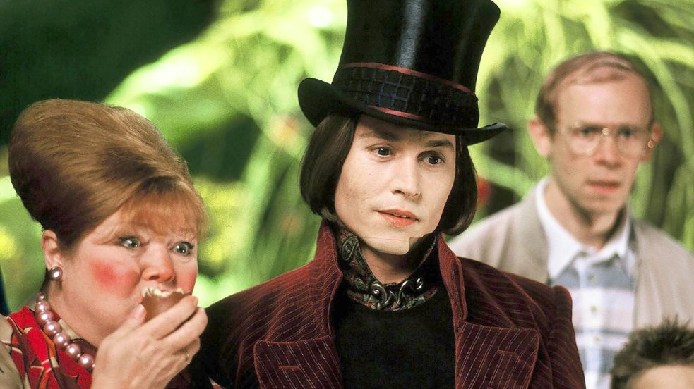Roald Dahl lieferte die Buchvorlage für den bekannten Kinofilm „Charlie und die Schokoladenfabrik“ mit Johnny Depp (Mitte). Foto: imago images/United Archives