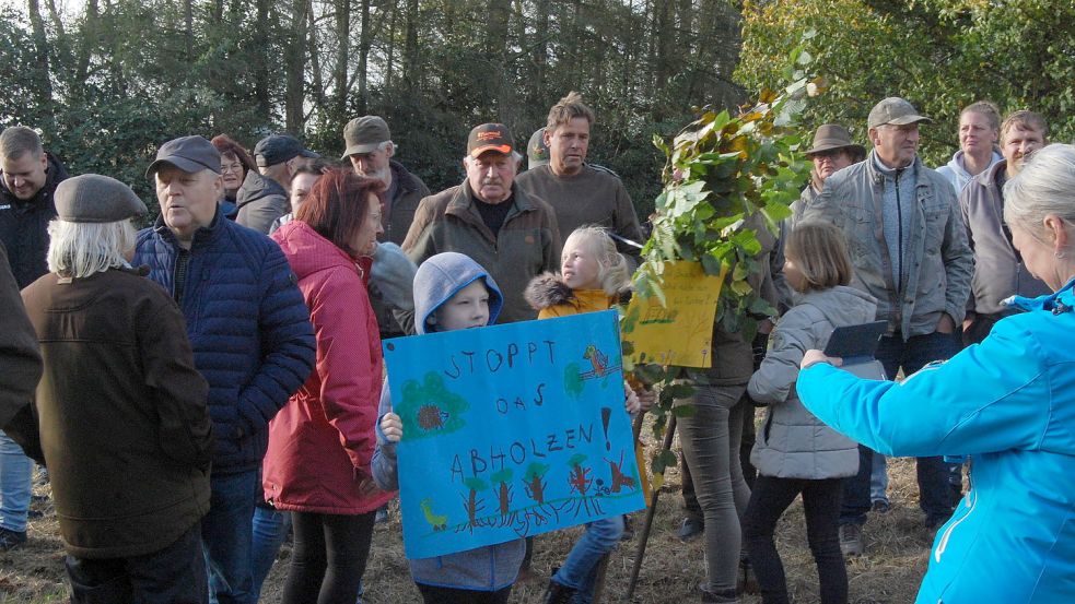 Dutzende Menschen demonstrierten im vergangenen Herbst in den Engerhafer Meeden gegen Baumfällungen. Foto: Archiv/Luppen