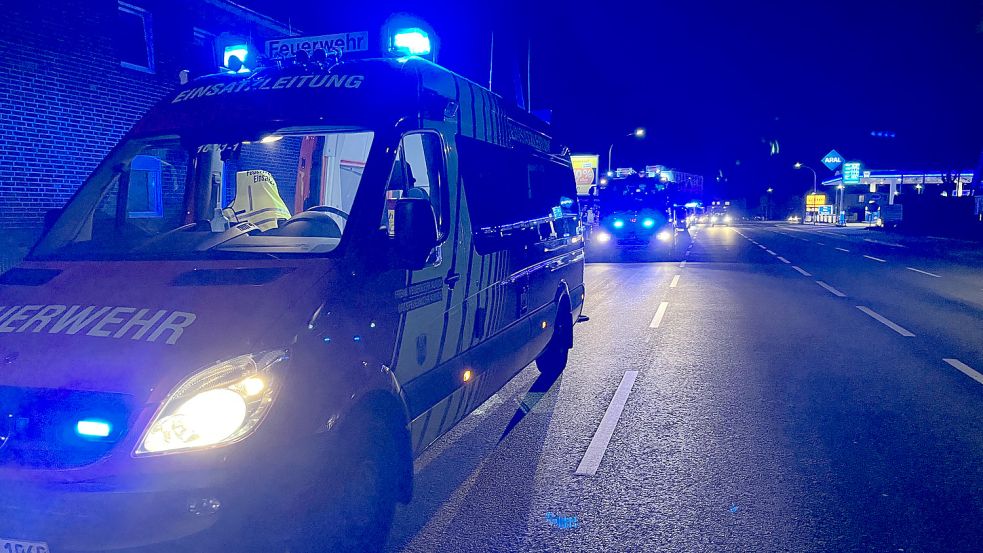Mit mehreren Fahrzeugen rückte die Feuerwehr am Montagabend aus. Foto: Hilko Eiben/Feuerwehr