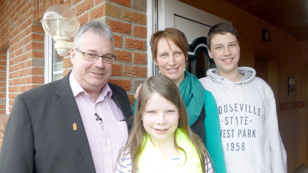 Vor zehn Jahren in Pewsum: Frank und Bettina Baumann mit ihren Kindern Niklas und Neele. Foto: Ahrends