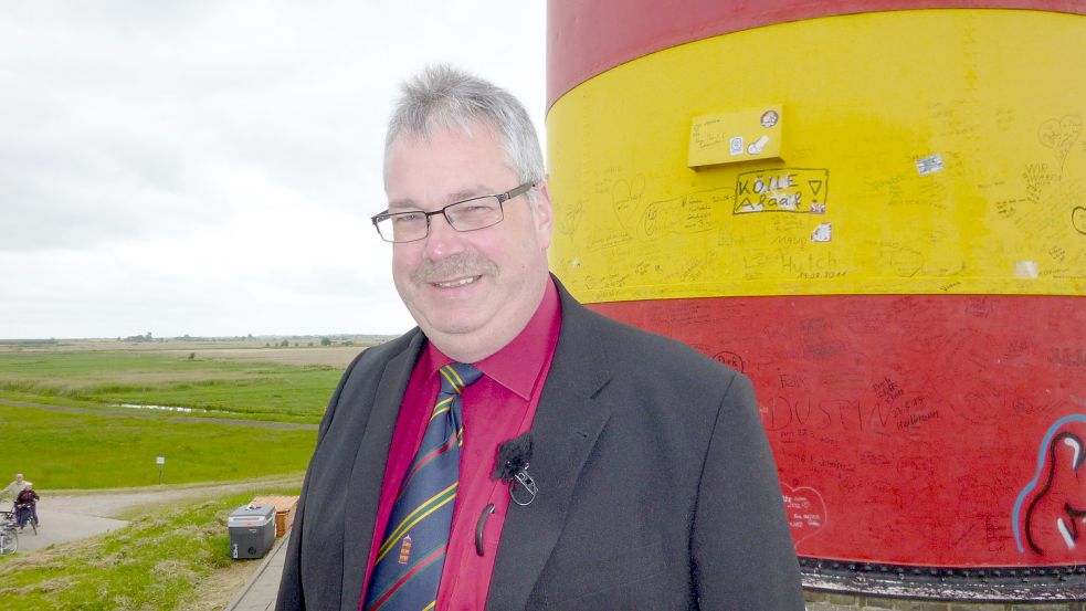 Zwei Originale aus der Krummhörn: Frank Baummann nimmt Ehepaaren im Pilsumer Leuchtturm das Eheversprechen ab. Foto: Ahrends