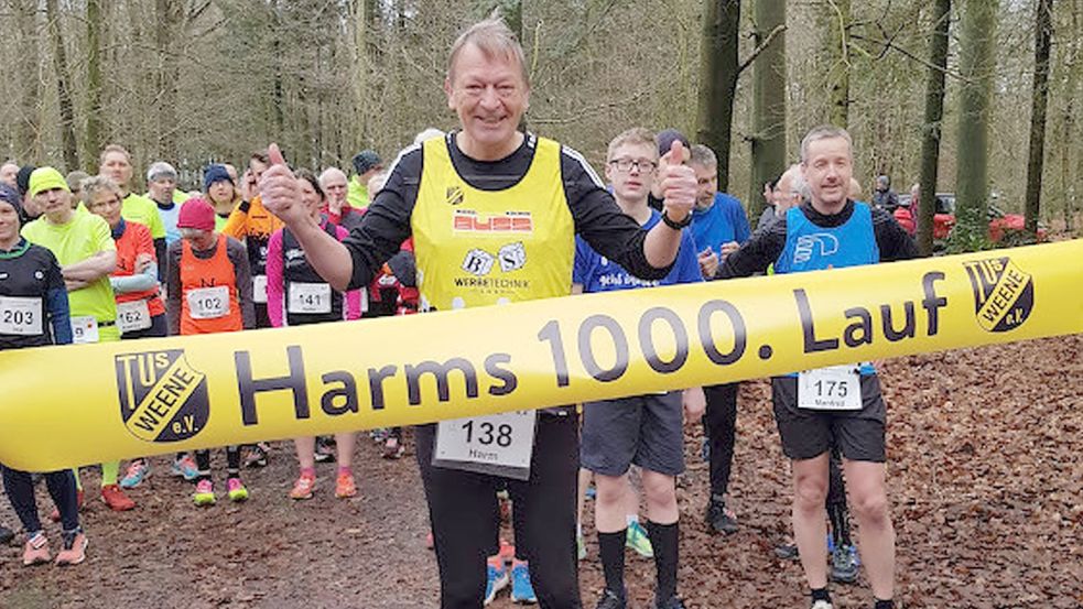 Besondere Ehre: Die Laufkollegen des TuS Weene haben für Jubilar Harm Park ein spezielles Banner anfertigen lassen. Foto: Privat