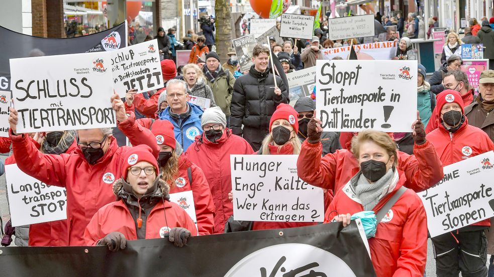 Rund 350 Menschen gingen im April 2022 in Aurich gegen Tiertransporte auf die Straße. Fotos: Archiv/Ortgies