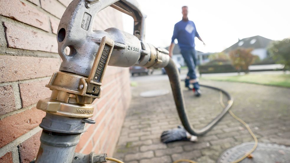 Die Ampel-Fraktionen im Bundestag haben sich auf Entlastungen auch für Menschen geeinigt, die zum Beispiel mit Öl oder Pellets heizen. Aber wann kommt das Geld bei den Verbrauchern an? Foto: Christian Charisius/dpa