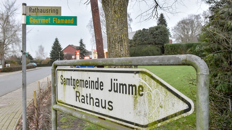 Das Schild war über dem Wegweiser zum Rathaus angebracht. Foto: Ortgies