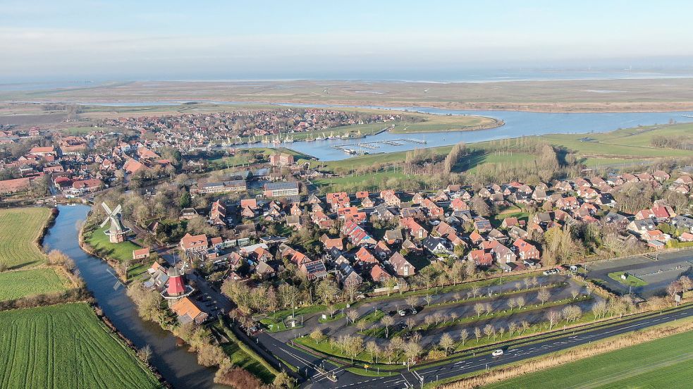 Noch gibt es hier und da Grünflächen im Fischerdorf Greetsiel. Damit das so bleibt und Ferienwohnungsbau reguliert wird, hat die Politik eine Entscheidung getroffen. Foto: Hock/Archiv