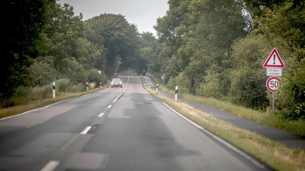 Die L 14 kurz vor Timmel mit Blick auf die Brücke über den Südarm des Fehntjer Tiefs. Gut erkennbar: die neuen Geschwindigkeitsbegrenzungen. Foto: Cordsen