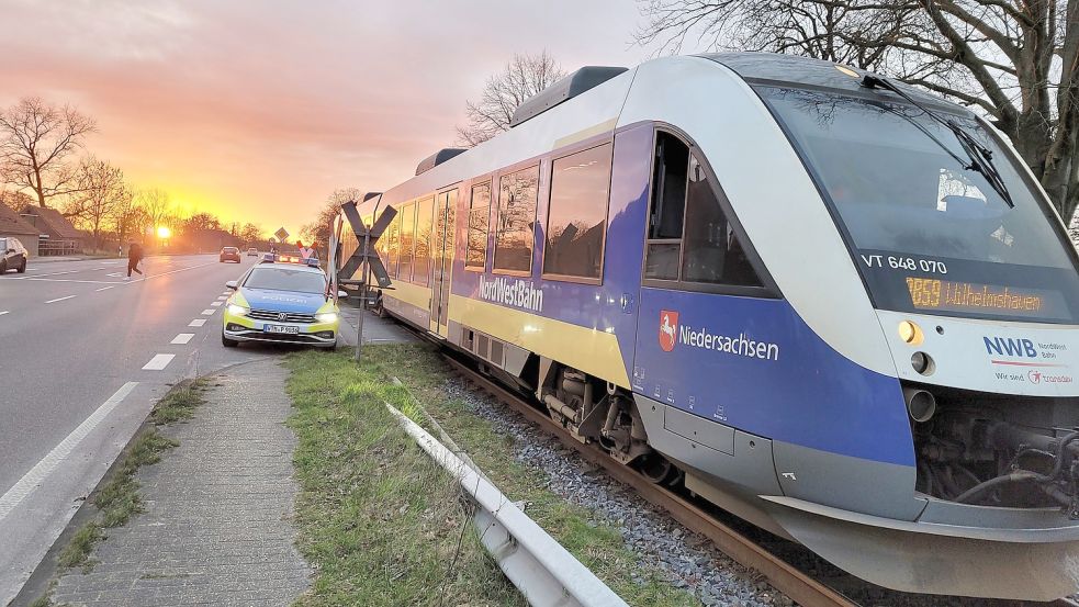 Der Bahnübergang wurde gesperrt. Foto: Ullrich