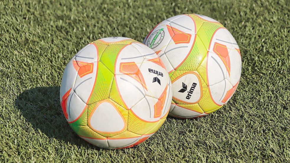 Die Wittmunder Vereinsfußballer wollen endlich witterungsunabhängig trainieren und spielen können. Ab 2023 soll das möglich werden. In Isums entsteht Kunstrasen im Eiltempo. Foto: pixabay