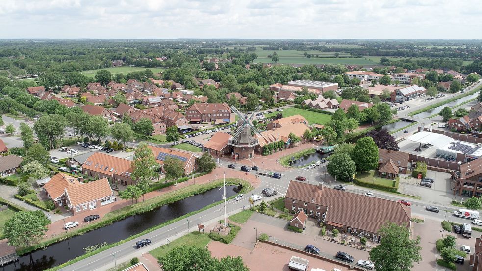 Die „Nase im Gesicht“ von Großefehn sitzt an der Kreuzung von Postweg und Hauptkanal und wurde von Jonny Stulken auch tagsüber aus der Luft eingefangen. Bild: Stulken