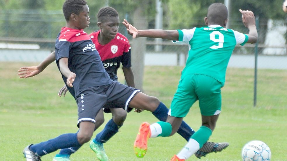 Im Jugendförderverein Leer spielen derzeit in zehn Mannschaften von der D- bis zur A-Jugend 190 Kinder. Unser Foto zeigt eine Szene von einem D-Jugend-Spiel zwischen dem JFV und Werder Bremen. Foto: Rauch