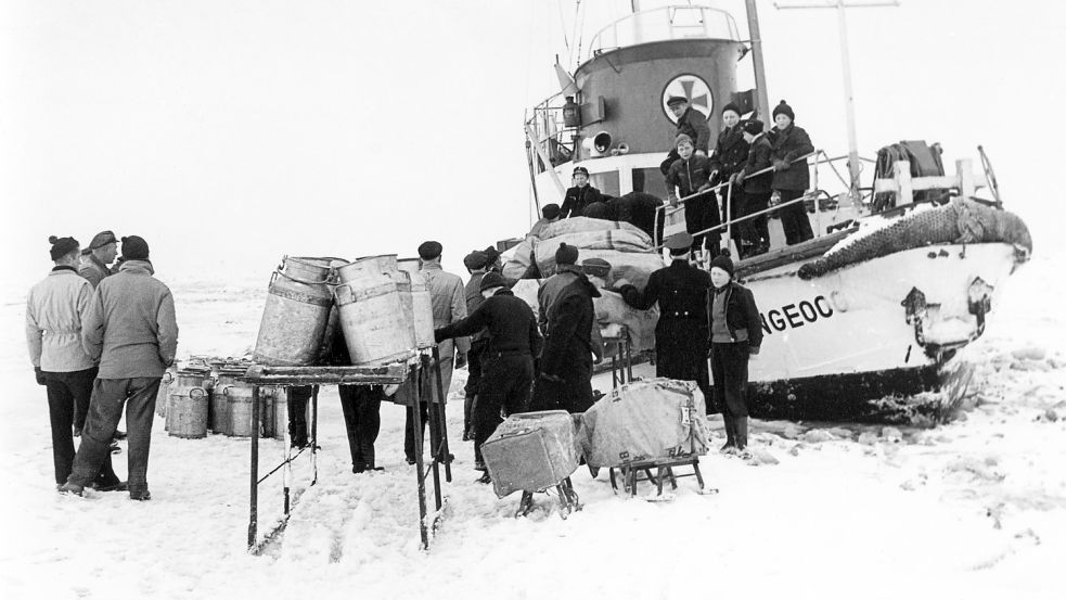Eine ähnliche Situation wie 1948 gab es auch wenige Jahre später: Die Seenotretter brachten den vom Eis eingeschlossenen Insulanern Proviant. Foto: DGzRS-Archiv/H. Gleitsmann