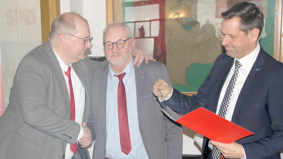 Höhepunkt des SPD-Neujahresempfangs: die Überreichung der Willy-Brandt-Gedächtnismedaille an Jörg Kaja (Mitte). Es gratulieren Markus Stanggassinger (links) und Wirtschaftsminister Olaf Lies. Foto: Ferber